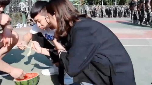 军训学长吃瓜视频,揭秘军营里的那些趣事