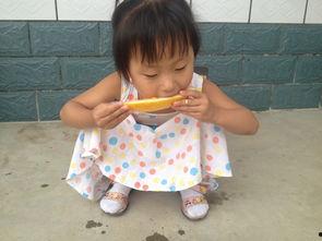 吃瓜抱着孩子,吃瓜妈妈温馨育儿瞬间