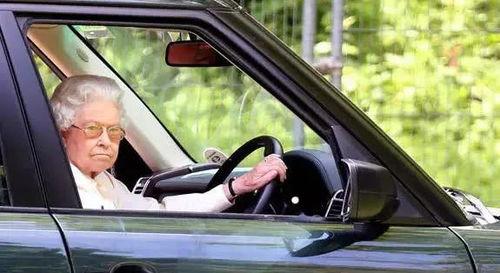 女子开车吃瓜,安全意识需加强